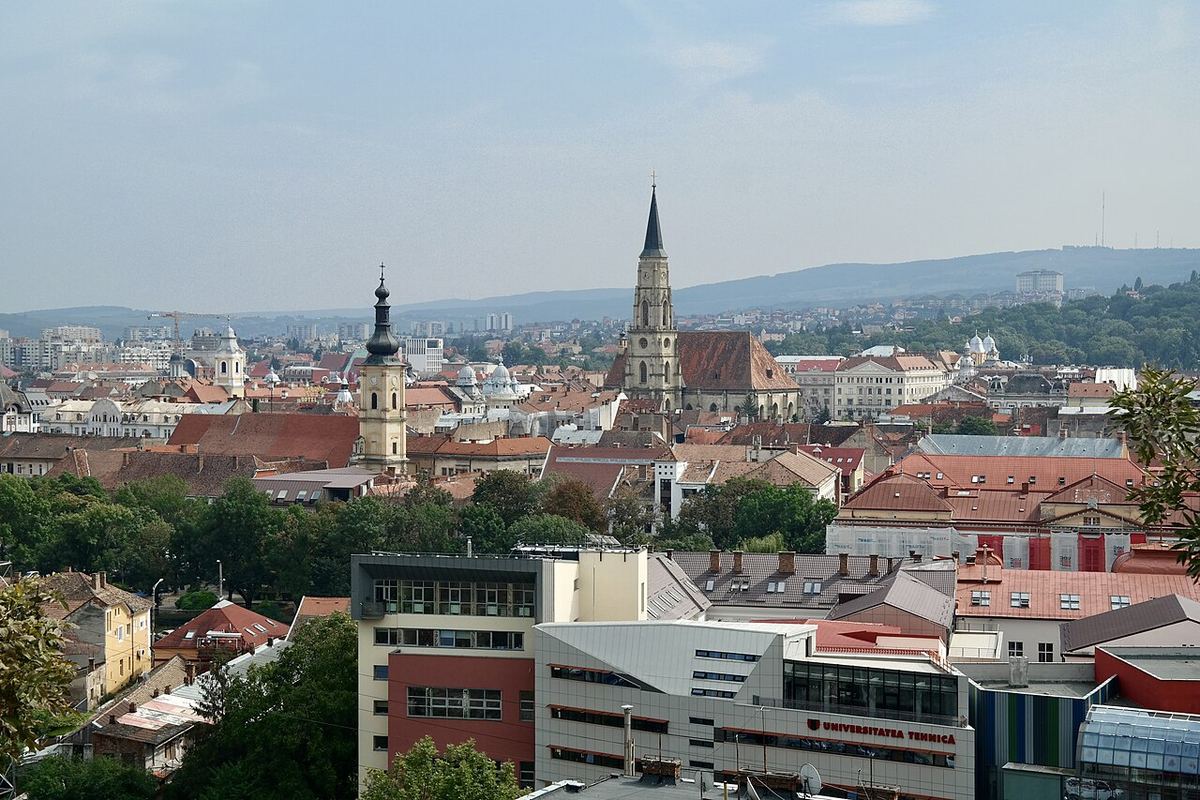 Panorama orașului Cluj-Napoca văzută din Parcul Cetățuia, cu turla catedralei